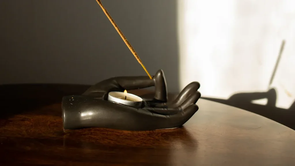 Les Meilleurs Encens du Monde : Marques, Types et Bienfait