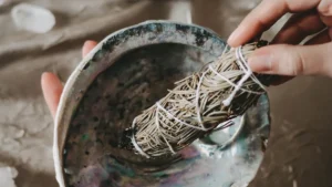 Charbon naturel pour encens : pourquoi le choisir pour vos rituels spirituels et bien-être ?
